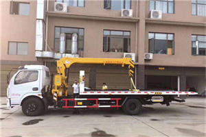 江苏路附近汽车轮胎更换